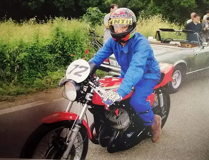 Blogger on a Kawasaki KH 500 1975 orange ready to start for a special stage race.