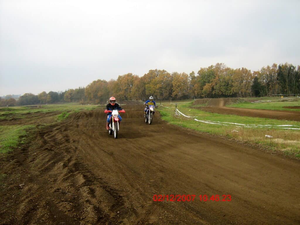 One boy riding a Honda HM 50 cc, 2010 and the blogger on Fantic Motor Caballero 50 cc, 1975 in a off-road motocross track.