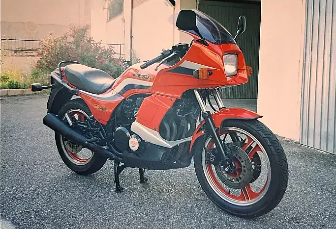 A Kawasaki GPZ 750, 1986, red, in good condition, front three-quarter shot.