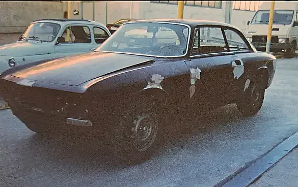 Alfa Romeo GT Junior 1300 cc dark red colour, without some parts during a restauration.