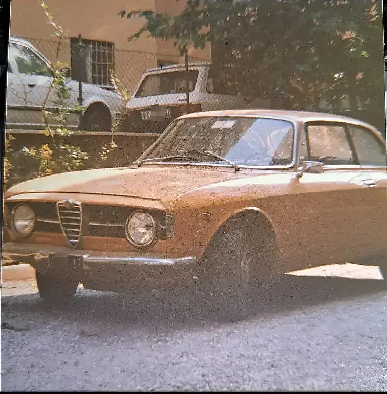Alfa Romeo Gt Junior scalino, dark yellow, 1969, front three-quarter shot.