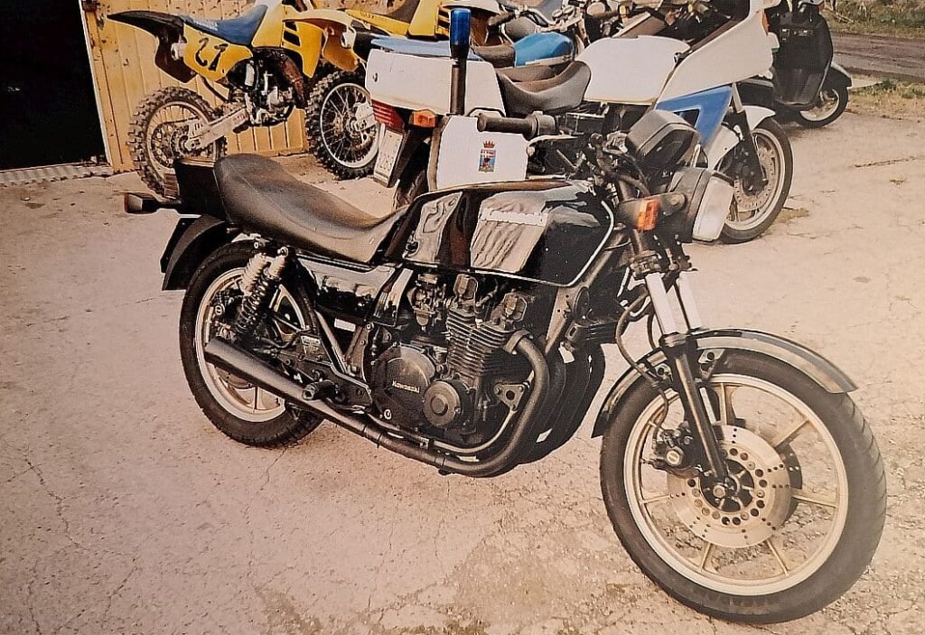 Kawasaki 1000 R black colour, front three-quarter shot.
