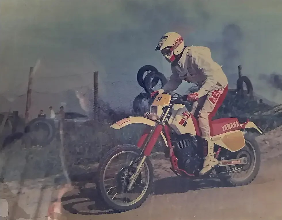 Paolo at Malagrotta motocross track during a special stage on Yanmaha tt 600. Front three-quater shot.